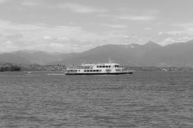 Desenzano Del Garda, İtalya - 5 Ağustos 2025: Baldo feribot gemisi Navigazione Laghi filosunun siyah-beyaz parçası olan Garda Gölü 'ndeki noktalar arasında yolcu taşımacılığı sağlıyor