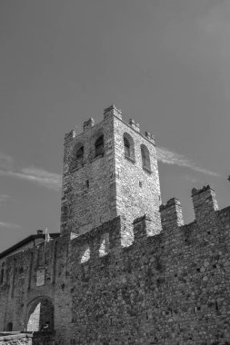 Desenzano Del Garda, İtalya - 5 Ağustos 2025 Desenzano Kalesi Desenzano del Garda kasabasının gözcü kulesi.