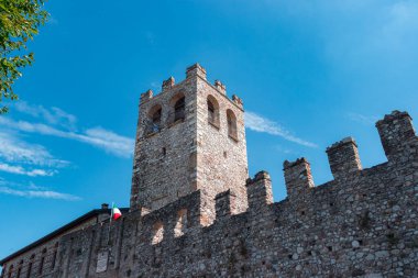 Desenzano Del Garda, İtalya - 5 Ağustos 2025 Desenzano Kalesi Desenzano del Garda 'ya bakan güçlendirilmiş bir bina.