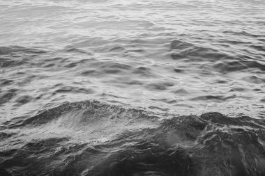 Sirmione şehrinin kıyılarındaki Garda Gölü 'nün sakin su yüzeyinin siyah beyaz manzarası.