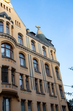 Riga, Letonya - 20 Temmuz 2025: Cat House (Kaku isimleri) Riga 'da dış mekan eğlencesi