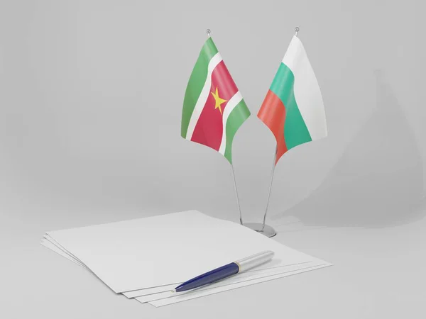 ブルガリア スリナム契約フラグ 白の背景 3Dレンダリング — ストック写真