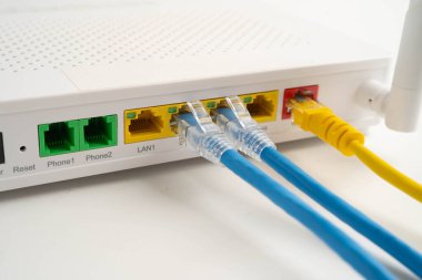 İnternet servis sağlayıcısına bağlı ethernet kablosu.
