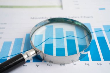 Grafik kağıdındaki büyüteç. Mali kalkınma, Bankacılık Hesabı, İstatistik, Yatırım Analitik Araştırma Veri Ekonomisi.