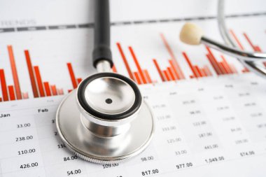 Çizelge kağıdı, mali, hesap, istatistik ve iş verileri üzerinde steteskop.