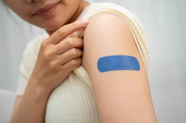 HPV, insan papillomavirus, mavi bandajlı aşı olan Asyalı genç kadın..