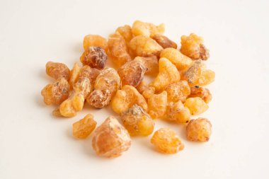 Tütsü ya da olibanum aromatik reçine tütsü ve parfümlerde kullanılan beyaz arka planda izole edilmiş..