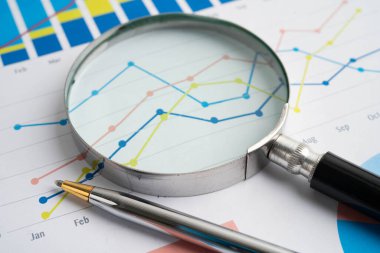 Grafik kağıdındaki büyüteç. Mali kalkınma, Bankacılık Hesabı, İstatistik, Yatırım Analitik Araştırma Veri Ekonomisi.