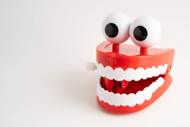 Diş sağlığı için takma dişli komik kırmızı dişler..