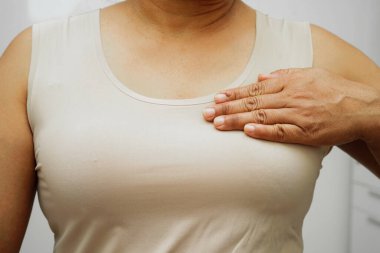 Asyalı kadın kendine dokunuyor çek şişliği ya da göğüs kanseri, göğüs muayenesi.