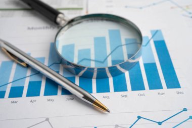 Grafik kağıdındaki büyüteç. Mali kalkınma, Bankacılık Hesabı, İstatistik, Yatırım Analitik Araştırma Veri Ekonomisi.