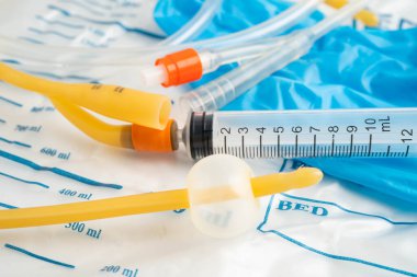 Foley kateteri ve idrar boşaltma torbası sakatlık veya hastanede yatan hasta için idrar topluyor..