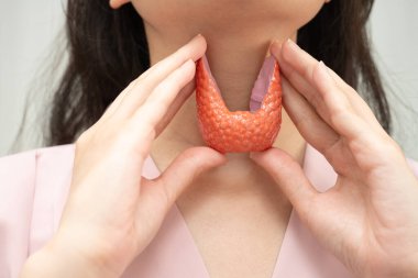 Hipertiroidizm, aşırı aktif tiroid, tiroid lenfoma, tiroid bezi insan anatomisi olan Asyalı kadın..