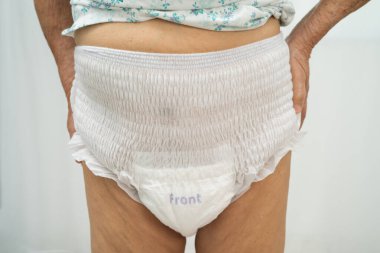 Hastanede yetişkin bezi takan Asyalı son sınıf öğrencisi bir hasta..