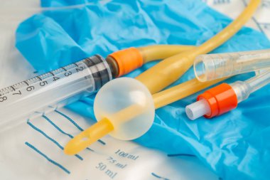 Foley kateteri ve idrar boşaltma torbası sakatlık veya hastanede yatan hasta için idrar topluyor..