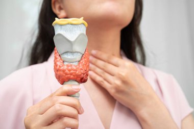 Hipertiroidizm, aşırı aktif tiroid, tiroid lenfoma, tiroid bezi insan anatomisi olan Asyalı kadın..