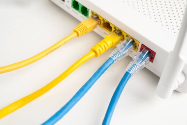 İnternet servis sağlayıcısına bağlı ethernet kablosu.