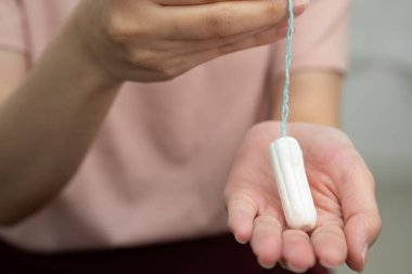 Hijyen dönemi korunması için elinde pamuk tampon tutan Asyalı kadın..