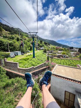 POV - İtalya 'nın Capri adasındaki Anacapri' de Monte Solaro zirvesine tırmanan eski tek kişilik asansör