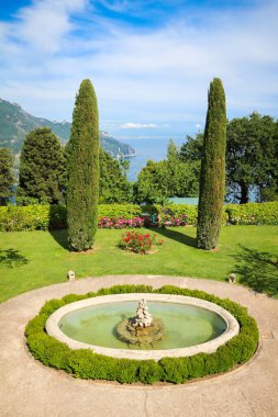 Villa Cimbrone, Ravello bahçesinin ayrıntıları, denizin önünde iki ağaç, dikey formatta.