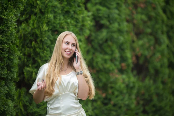 Junges Hübsches Blondes Mädchen Kleid Telefoniert Sommer Zwischen Thuja Auf — Stockfoto