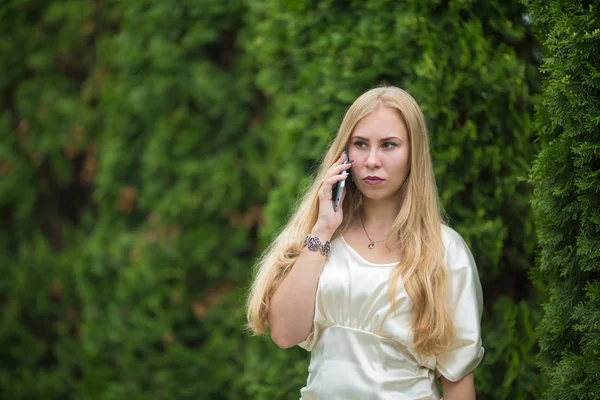 Menina Loira Bonita Nova Vestido Está Falando Telefone Entre Thuja — Fotografia de Stock