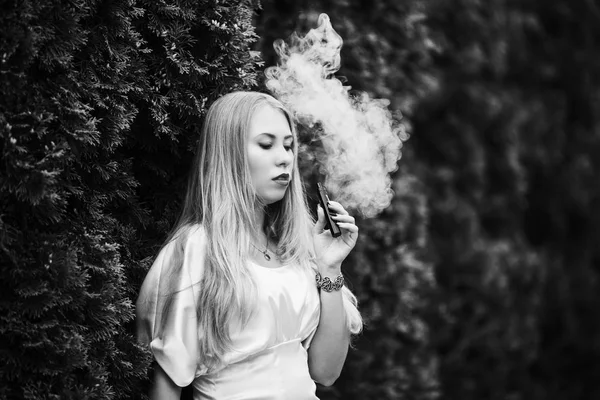 Вейп Підліток Молода Мила Біла Дівчина Сукні Паріння Електронної Сигарети — стокове фото