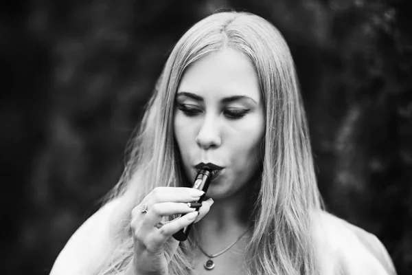 Adolescente Vape Uma Jovem Menina Branca Bonito Vestido Está Vaping — Fotografia de Stock