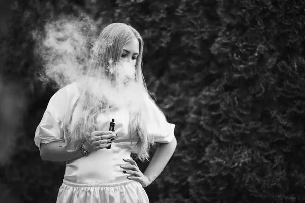 Вейп Підліток Молода Мила Біла Дівчина Сукні Паріння Електронної Сигарети — стокове фото