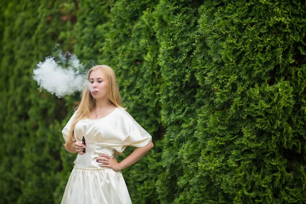 Vape Tonåring Ung Söt Vit Flicka Klänning Vaping Elektronisk Cigarett — Stockfoto