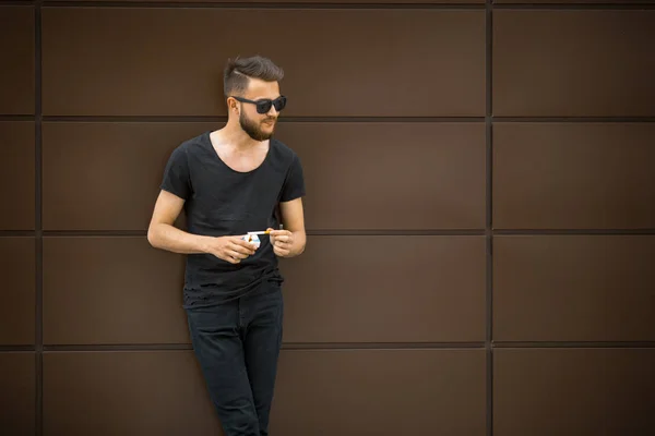 Joven Guapo Barbudo Blanco Con Gafas Sol Camiseta Negra Fuma — Foto de Stock