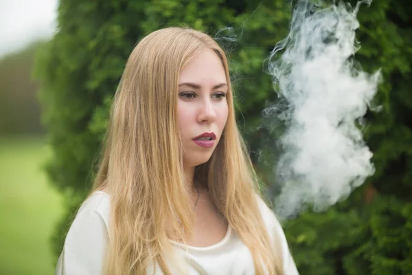 Adolescente Vape Uma Jovem Menina Branca Bonito Vestido Está Vaping — Fotografia de Stock