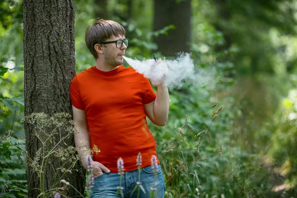 Giovane Uomo Barbuto Bianco Shirt Rossa Occhiali Sta Vaporizzando Una — Foto Stock