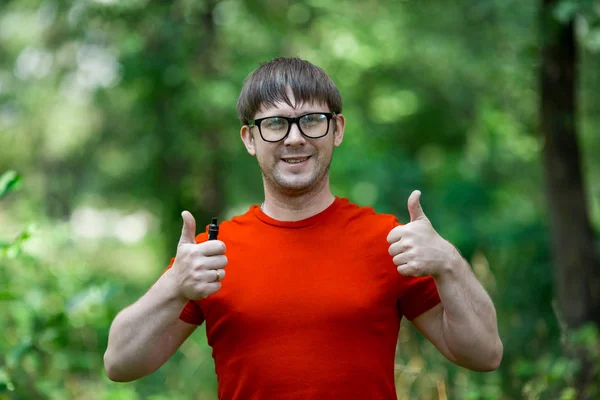 Młody Biały Brodaty Mężczyzna Czerwonej Koszulce Okularach Jest Vaping Elektroniczny — Zdjęcie stockowe