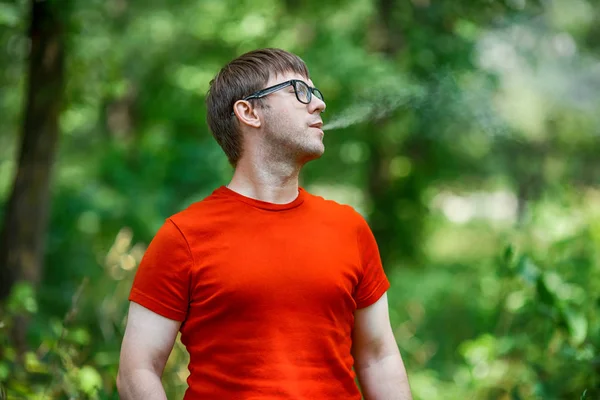 수염된 안경에 셔츠에는 여름에 Vaping 숲에서 담배입니다 클로즈업 — 스톡 사진