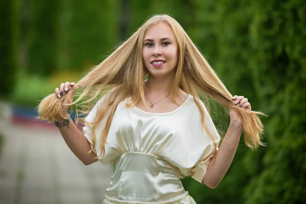 Портрет Щасливої Молодої Красивої Блондинки Сукні Між Туєю Вулиці Восени — стокове фото