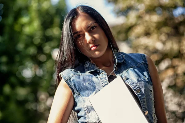 Ung Brunett Flicka Med Tabletten Och Lyssna Musik Gatan Sommar — Stockfoto