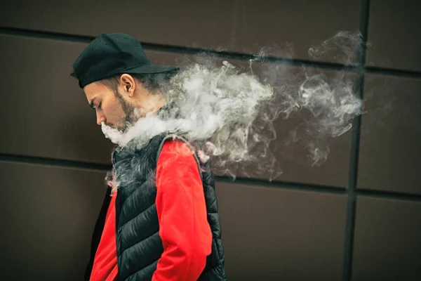 Vape Tiener Portret Van Een Knappe Jonge Blanke Man Zwarte — Stockfoto