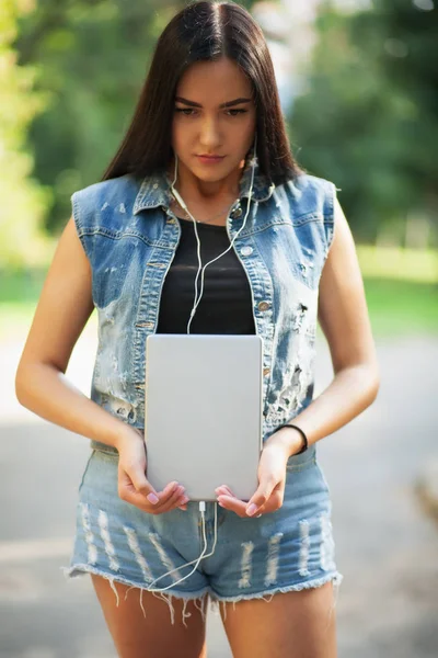 Genç Güzel Esmer Kız Tablet Yaz Aylarında Sokakta Müzik Dinlemek — Stok fotoğraf