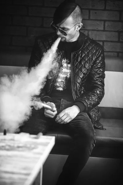 Dampfender Teenager Der Junge Gutaussehende Bärtige Weiße Mann Schwarzer Jacke — Stockfoto