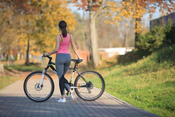 Menina Bonita Nova Sportswear Fica Lado Uma Bicicleta Rua Parque — Fotografia de Stock