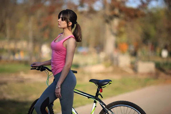 Junges Hübsches Mädchen Sportkleidung Steht Herbst Neben Einem Fahrrad Auf — Stockfoto