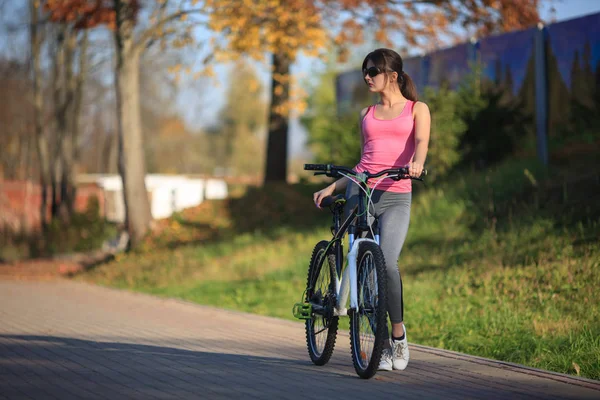 Sonbaharda Bir Bisiklet Park Caddesi Üzerinde Yanındaki Genç Güzel Kız — Stok fotoğraf