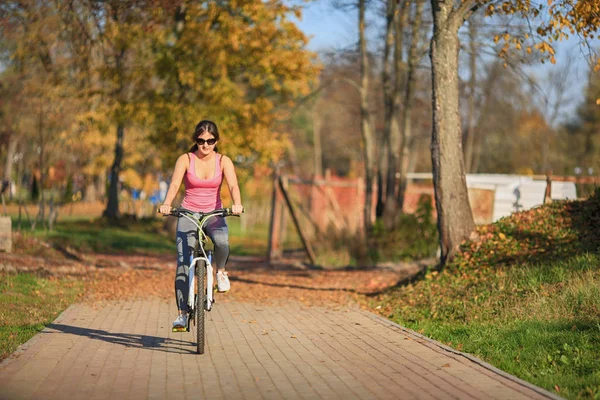 Sonbaharda Bir Bisiklet Park Caddesi Üzerinde Yanındaki Genç Güzel Kız — Stok fotoğraf