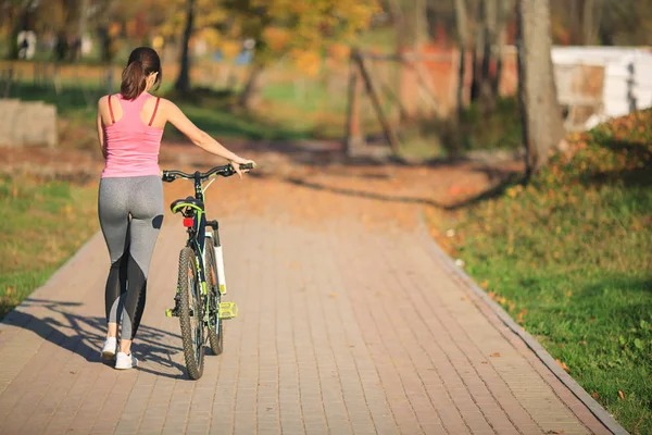 Sonbaharda Yanındaki Parkta Sokakta Bir Bisiklet Spor Giyim Genç Kız — Stok fotoğraf
