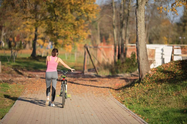 Menina Bonita Nova Sportswear Fica Lado Uma Bicicleta Rua Parque — Fotografia de Stock