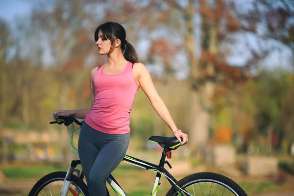 Joven Hermosa Chica Ropa Deportiva Para Junto Una Bicicleta Calle — Foto de Stock