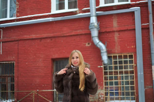 Portrait Pretty White Blonde Girl Mink Coat Vintage Yard Winter — Stok fotoğraf