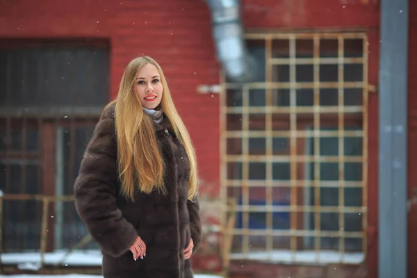 Portrait Pretty White Blonde Girl Mink Coat Vintage Yard Winter — 스톡 사진