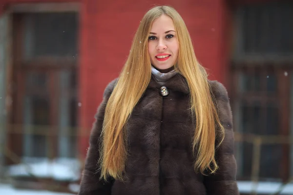 Portrait Pretty White Blonde Girl Mink Coat Vintage Yard Winter — Zdjęcie stockowe